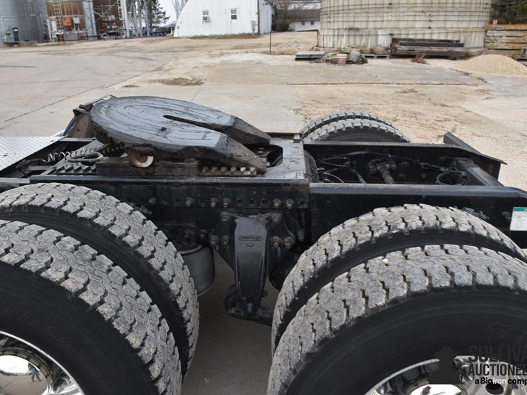 1998-freightliner-fld120-image-9