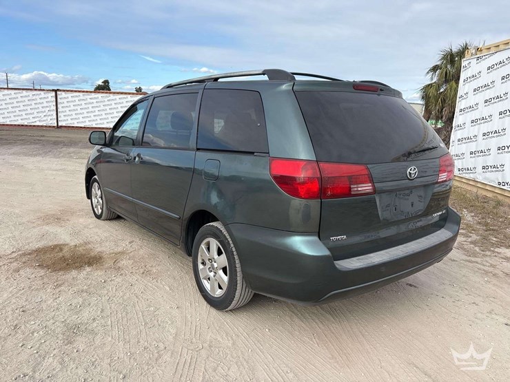 2005-toyota-sienna-image-4