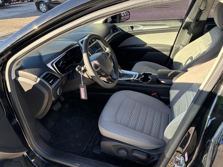 2016-ford-fusion-sedan-image-12