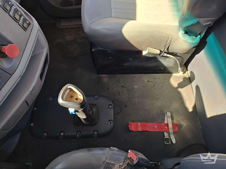 2015-peterbilt-567-image-35