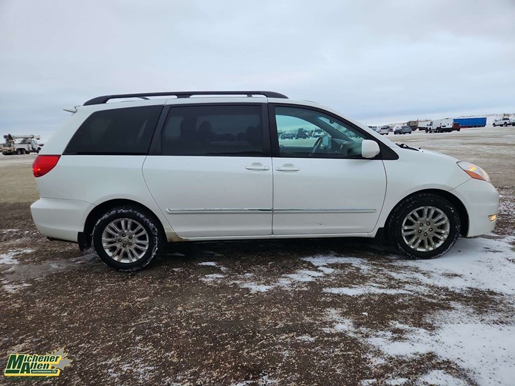 2009-toyota-sienna-image-8