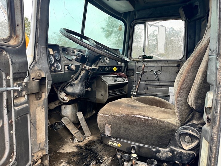 1990-mack-r688st-image-9