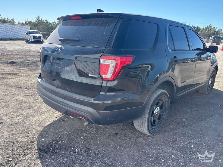 2016-ford-explorer-image-3