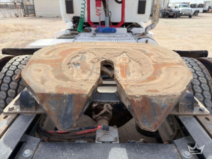 2015-peterbilt-567-image-21