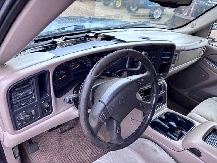 2004-chevrolet-suburban-image-8