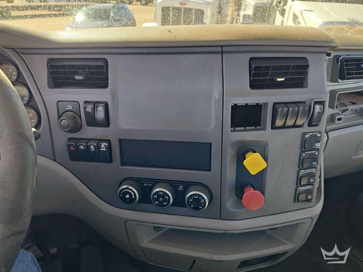 2015-peterbilt-567-image-25