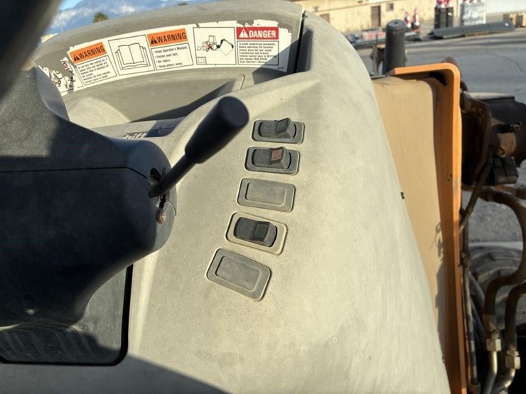 2017-case-580sn-image-23