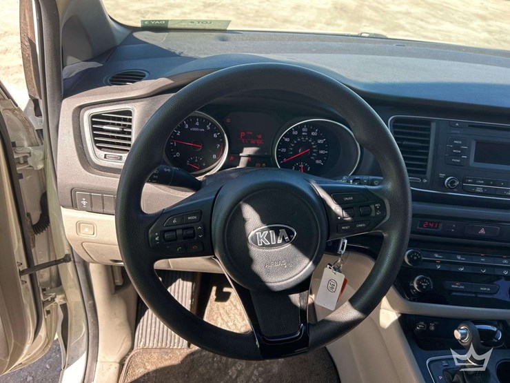 2015-kia-sedona-image-13