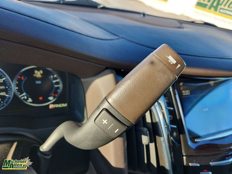 2015-cadillac-escalade-image-22