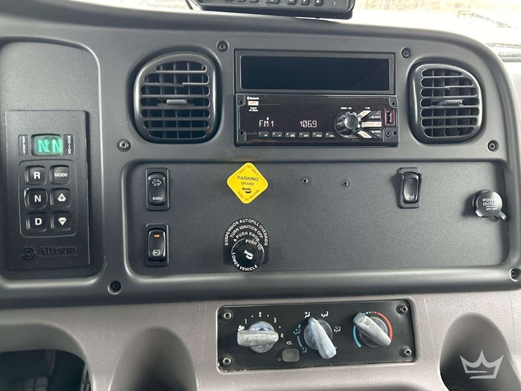 2018-freightliner-m2-106-image-15