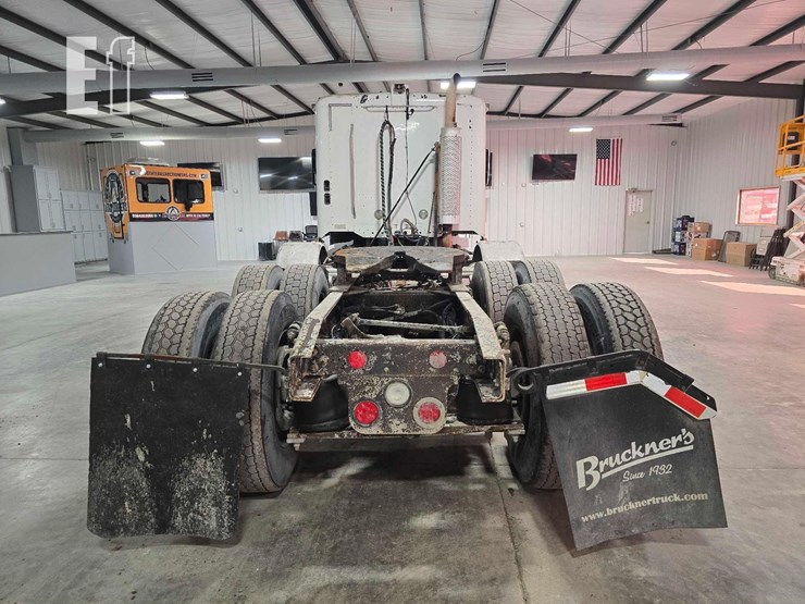 2013-freightliner-columbia-120-image-8