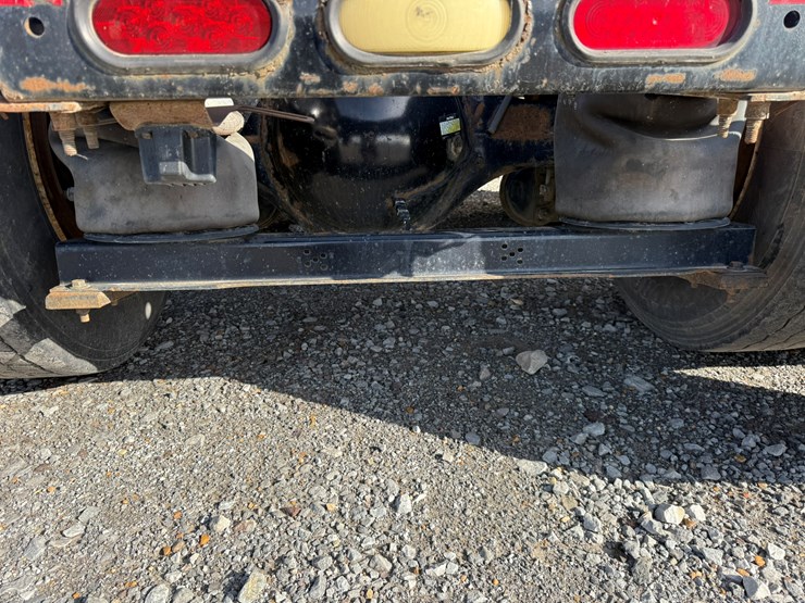 2011-volvo-10-image-10