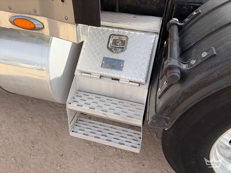 2011-kenworth-w900-image-25