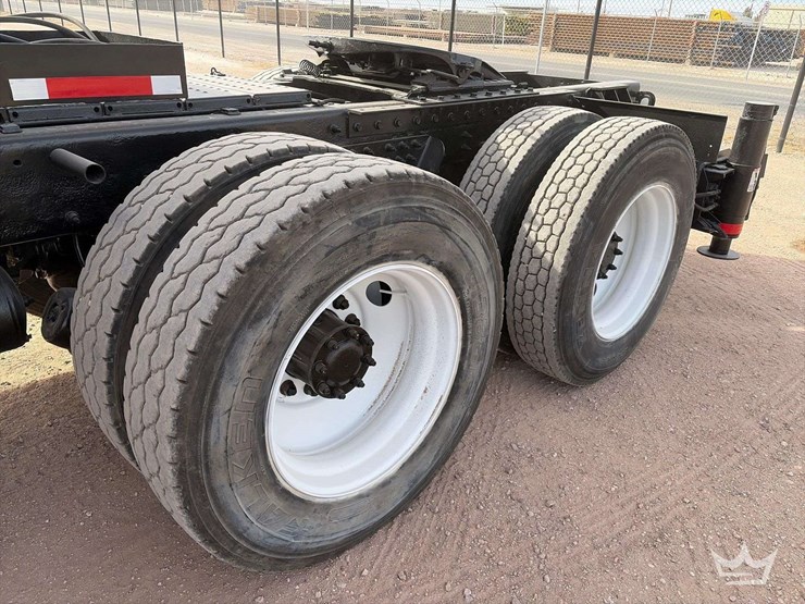 2013-peterbilt-365-image-33