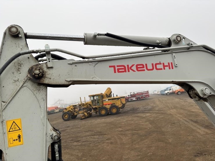 2021-takeuchi-tb240-image-18