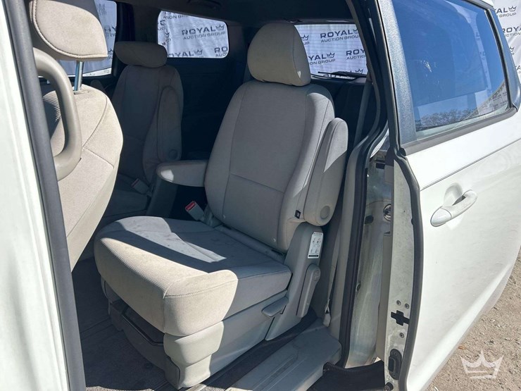 2015-kia-sedona-image-16