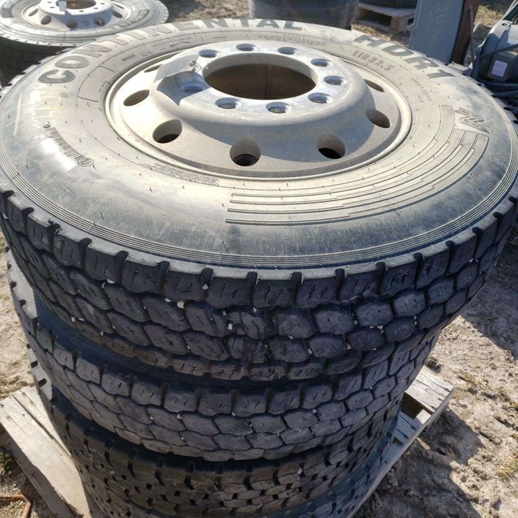 4 11R22.5 on Aluminum Rims