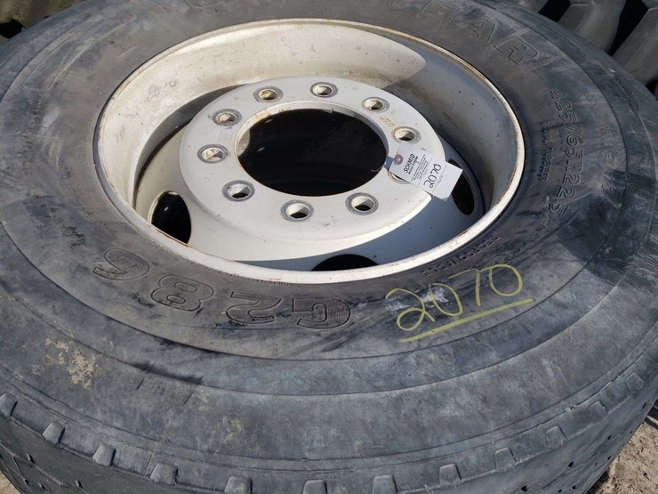 3-425/65r22.5-tires,-10-bolt-rims-image-1