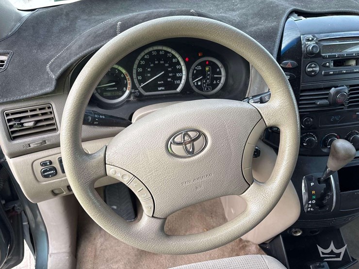 2005-toyota-sienna-image-13