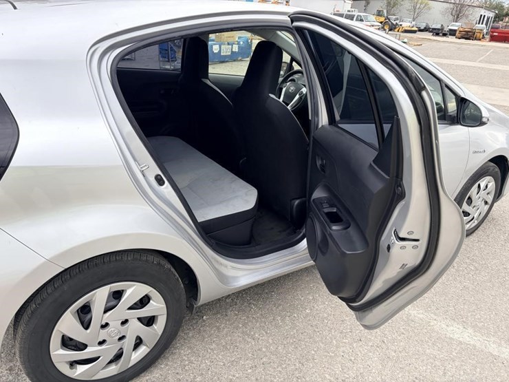 2015-toyota-prius-c-sedan-image-10