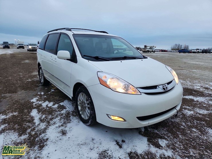 2009-toyota-sienna-image-2