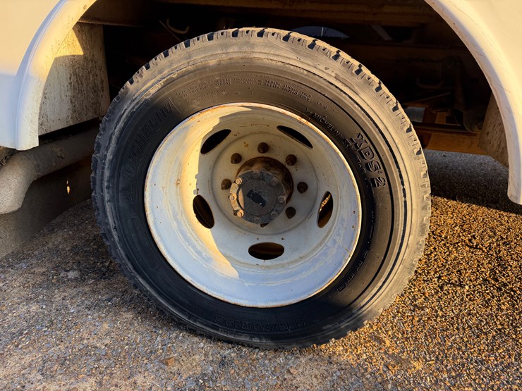 2004-ford-f550-image-12