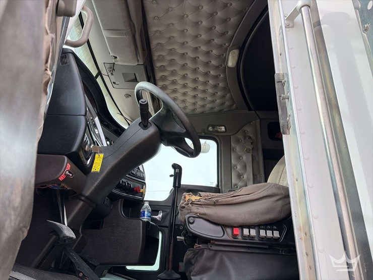 2012-kenworth-t800-image-13