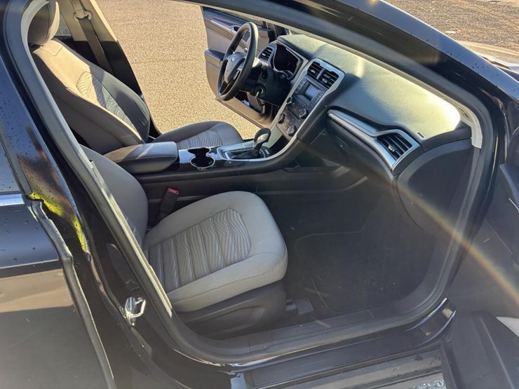 2016-ford-fusion-sedan-image-9