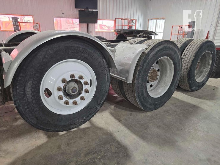 2013-freightliner-columbia-120-image-21