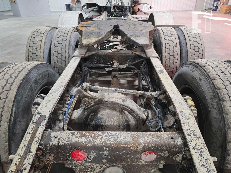 2013-freightliner-columbia-120-image-16