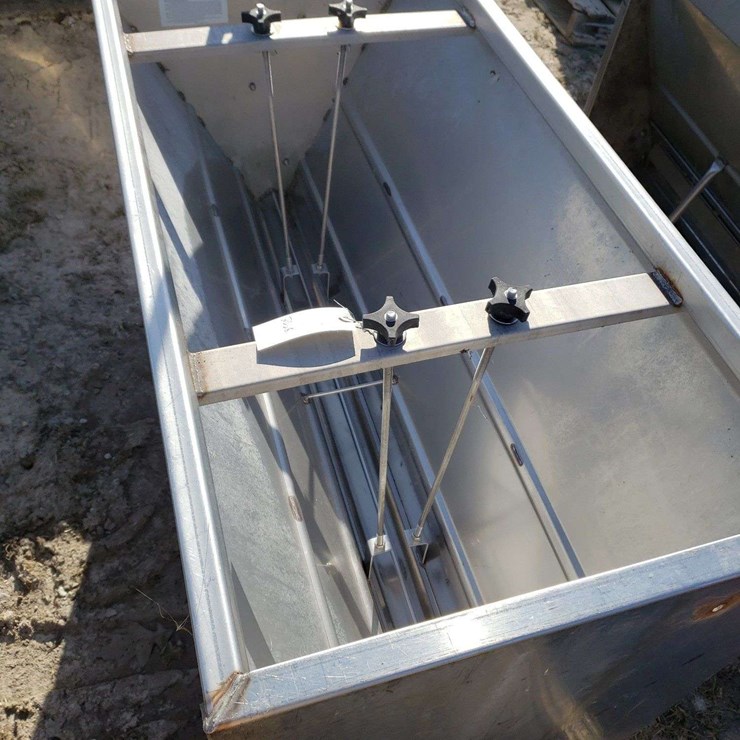 8 Hole Stainless Steel Hog feeder with water pipe