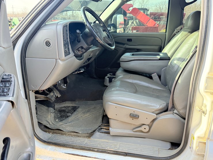 2006-gmc-3500-image-22