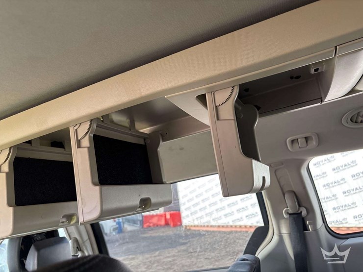 2015-chrysler-town-&-country-image-18