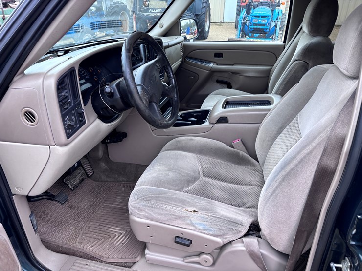 2004-chevrolet-suburban-image-7