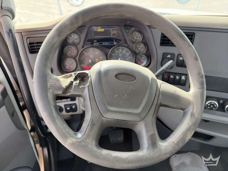 2015-peterbilt-567-image-16