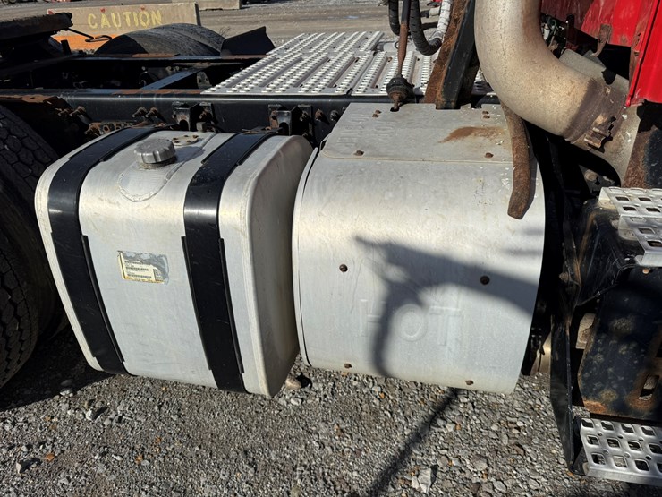 2011-volvo-10-image-27