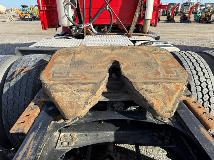 2011-volvo-10-image-12