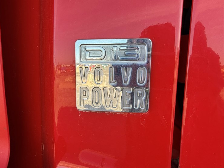 2011-volvo-10-image-22