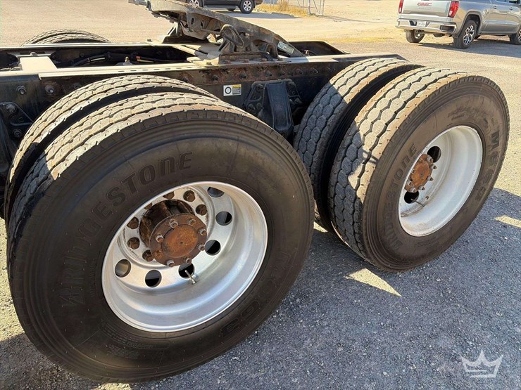 2015-peterbilt-567-image-24