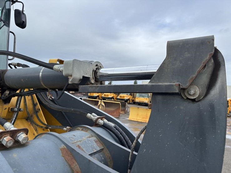 2005-deere-624j-image-18