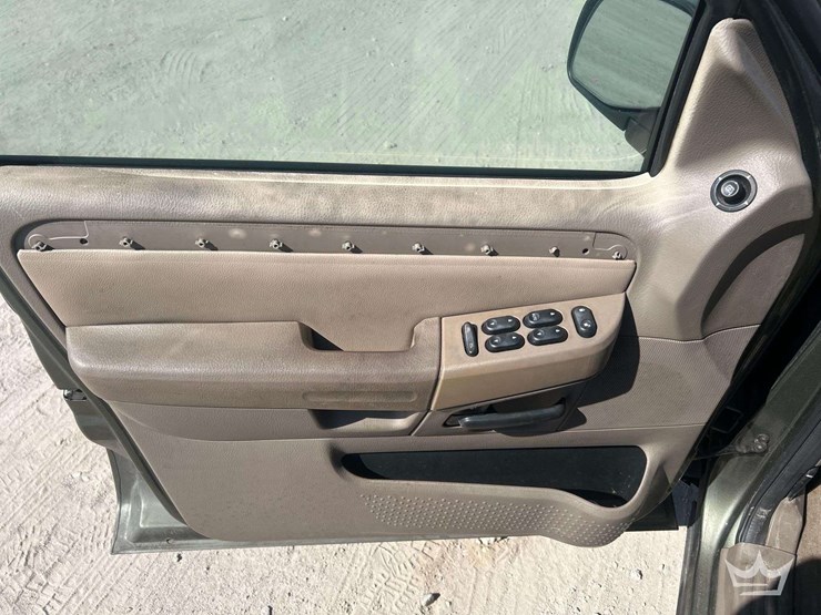 2004-ford-explorer-image-11