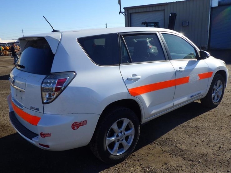 2014-toyota-rav4-image-3