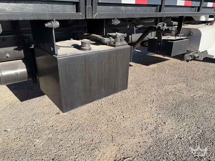 2015-peterbilt-348-image-28