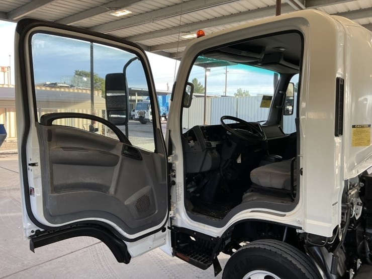 2016-isuzu-npr-image-22