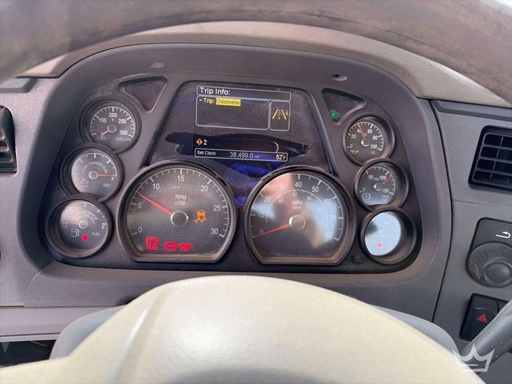 2015-peterbilt-567-image-15