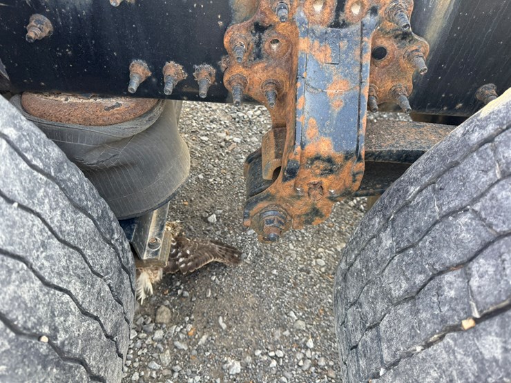 2011-volvo-10-image-9