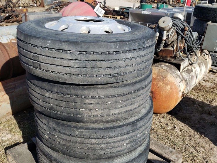 4-275/70r22.5-on-aluminum-rims-image-2