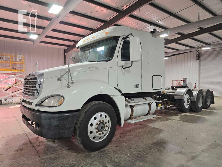 2013-freightliner-columbia-120-image-1