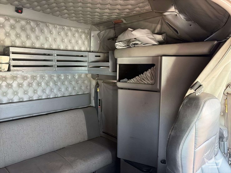 2011-kenworth-w900-image-22