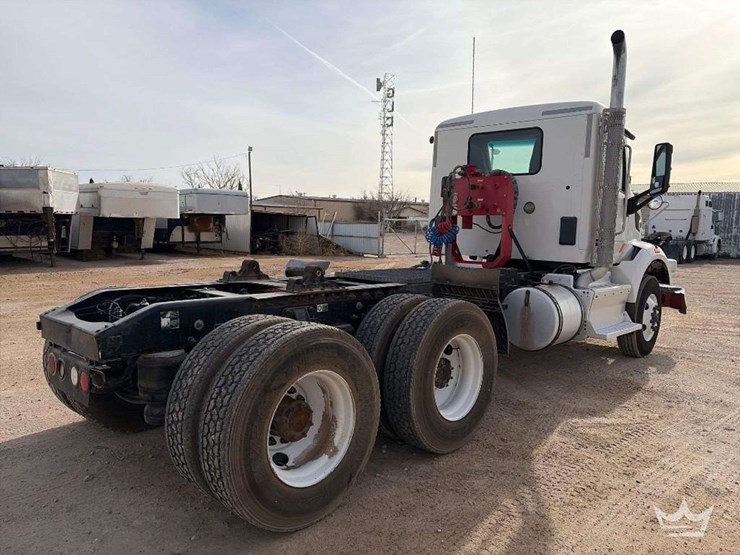 2015-peterbilt-567-image-4